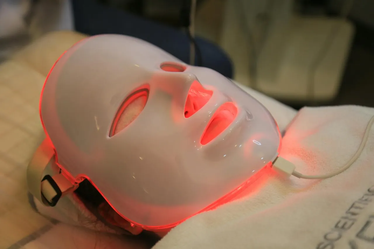Client receiving red light therapy treatment